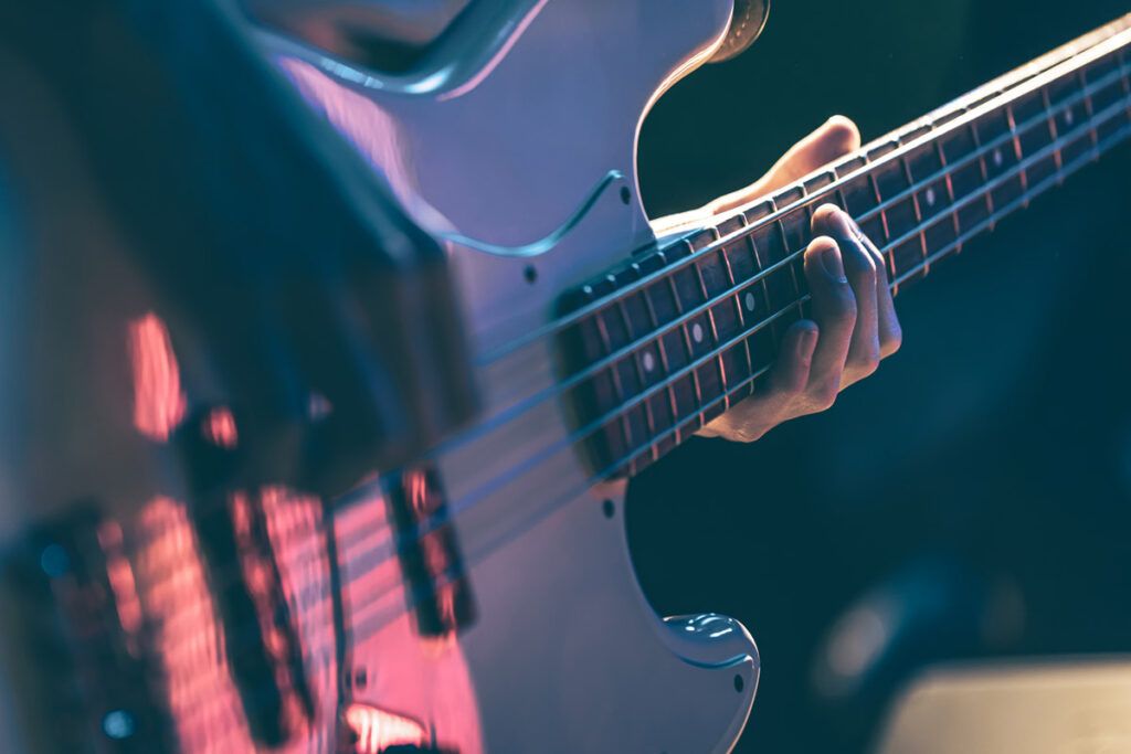 Un percorso quotidiano nella pratica del basso: l'apprendimento tecnico dello strumento, l'attenzione al suono, la ricerca del groove e l'approfondimento dei vari generi musicali. Argomenti che affronteremo insieme, in base al tuo livello di partenza e all'opportunità suonare in gruppo