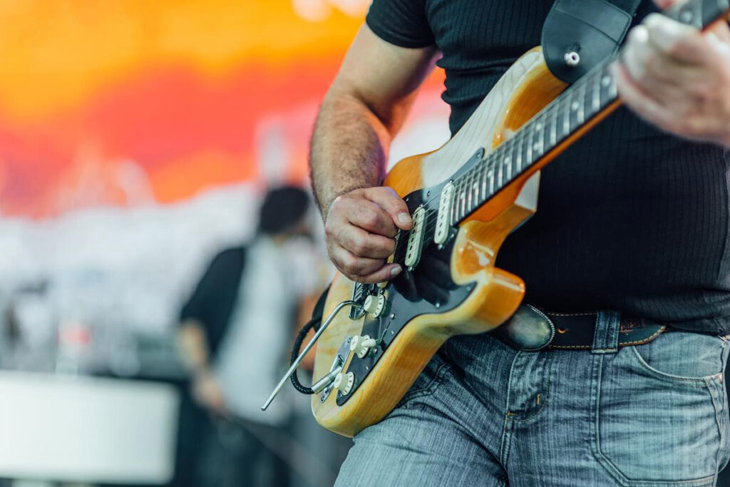 Avrai l'occasione di vedere insieme all'insegnante gli aspetti dello strumento nei quali desideri migliorare, grazie a un percorso su misura per te. Le lezioni individuali e di musica d'insieme saranno l'ambiente ideale per mettere in pratica ciò che impareremo.