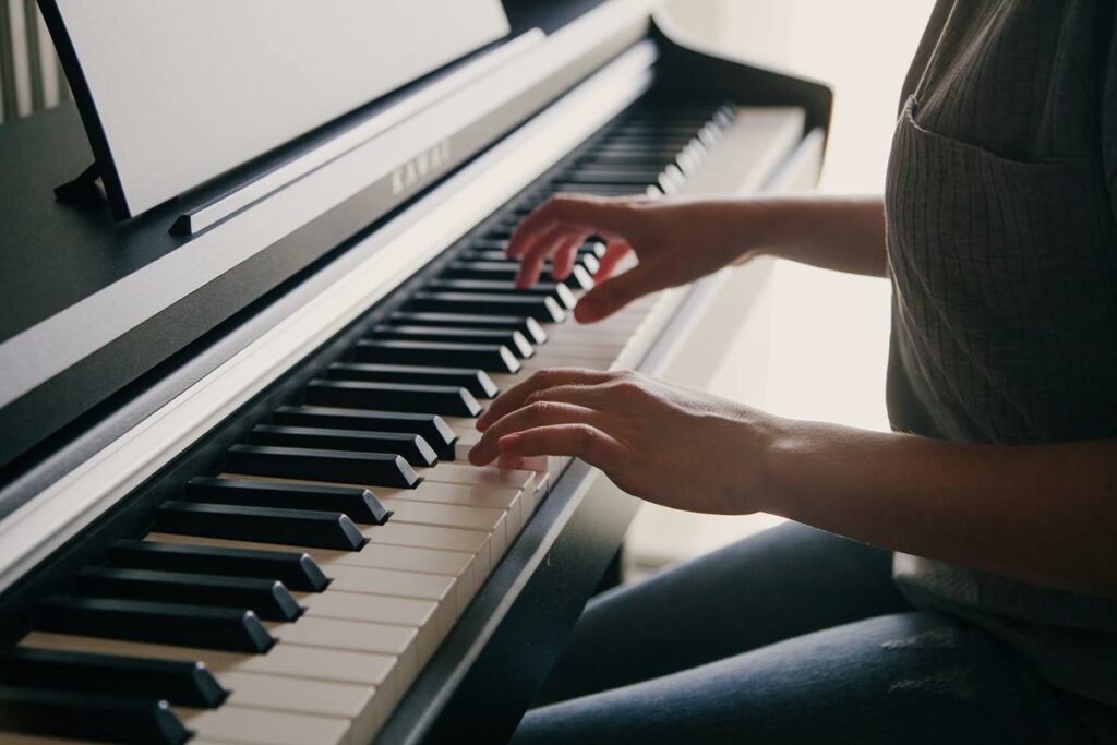Durante  la settimana del campus potrai scegliere di affrontare lo studio del pianoforte con un approccio classico oppure più moderno, Potrai divertirti e sperimentare gli aspetti tecnico stilistici e di repertorio, sia a lezione che e a musica d’insieme.