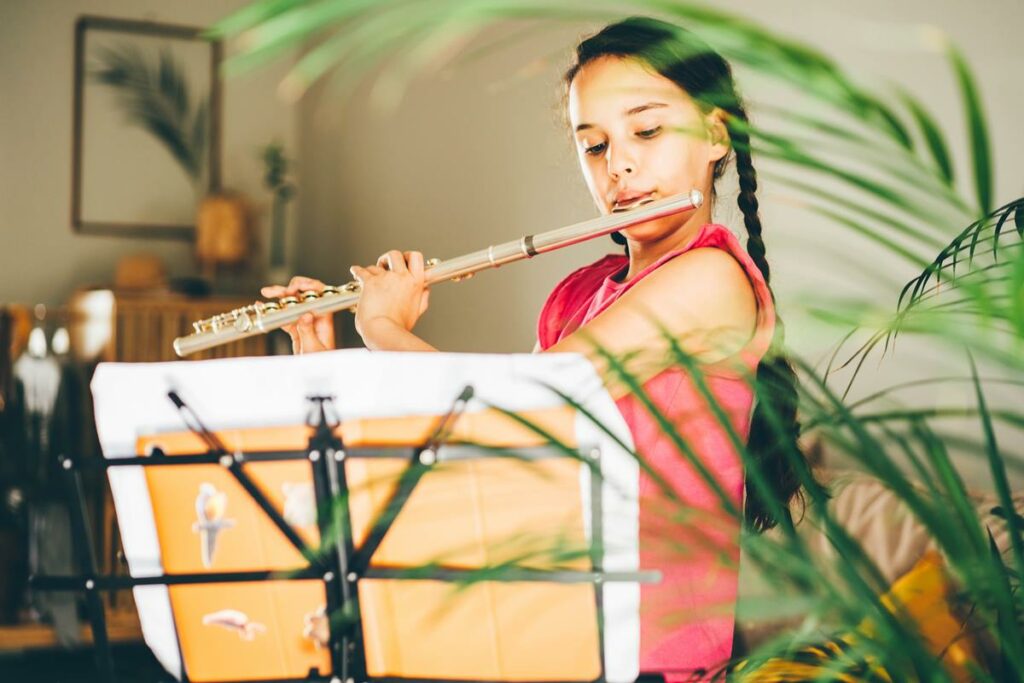Il corso di Flauto traverso è adatto a principianti e musicisti esperti che vogliono migliorare le loro abilità individuali e suonare in contesti musicali con altri strumenti. Il corso offre l'opportunità di potenziare e sviluppare le potenzialità personali.
